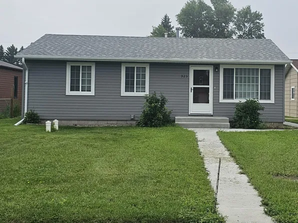 925 15th St SW, Jamestown, ND 58401