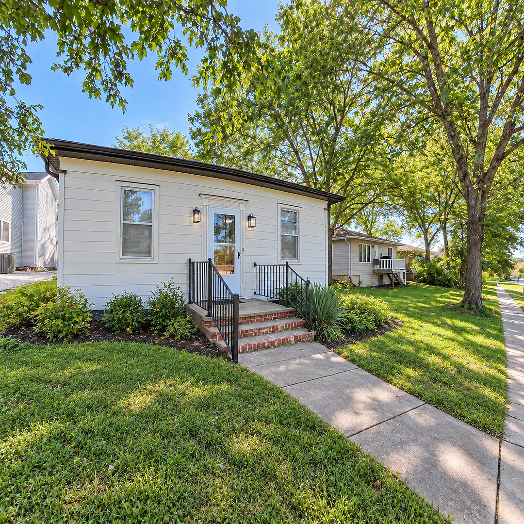 Charming Renovated 2-Bedroom Home in Hickman with Fully Fenced Yard — Photo 2