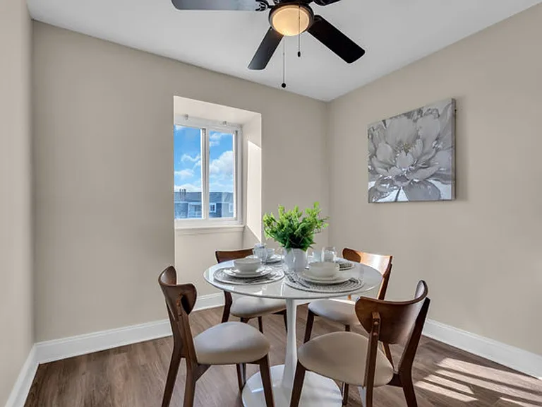 Chateau Apartments — Photo 40