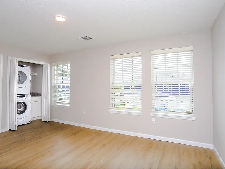 Royal Oak Apartments — Photo 12