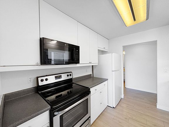 5th image of 2522 Clairemont Dr Unit 107