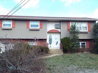 67 Michel Ave, Farmingdale, NY 11735