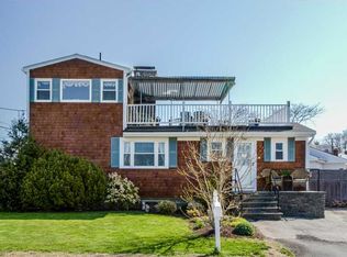 80 Crest St, Middletown, RI 02842