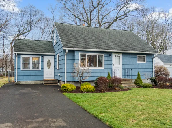 8 Roberta Road, North Haven, CT 06473