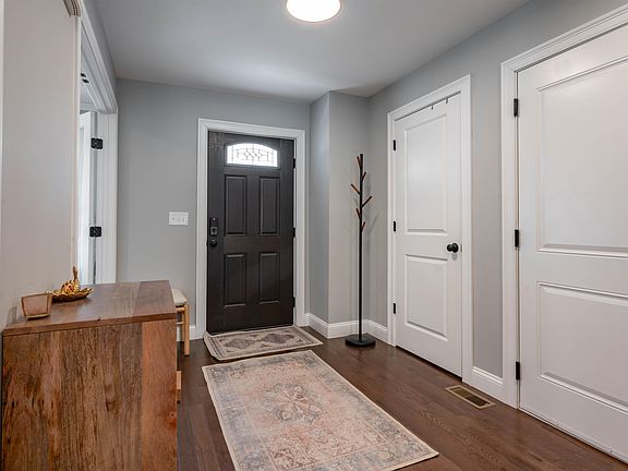 4th image of 285B Webster Street