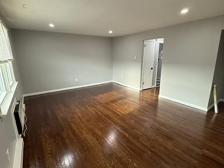 Hilltop Court Apartments — Photo 6