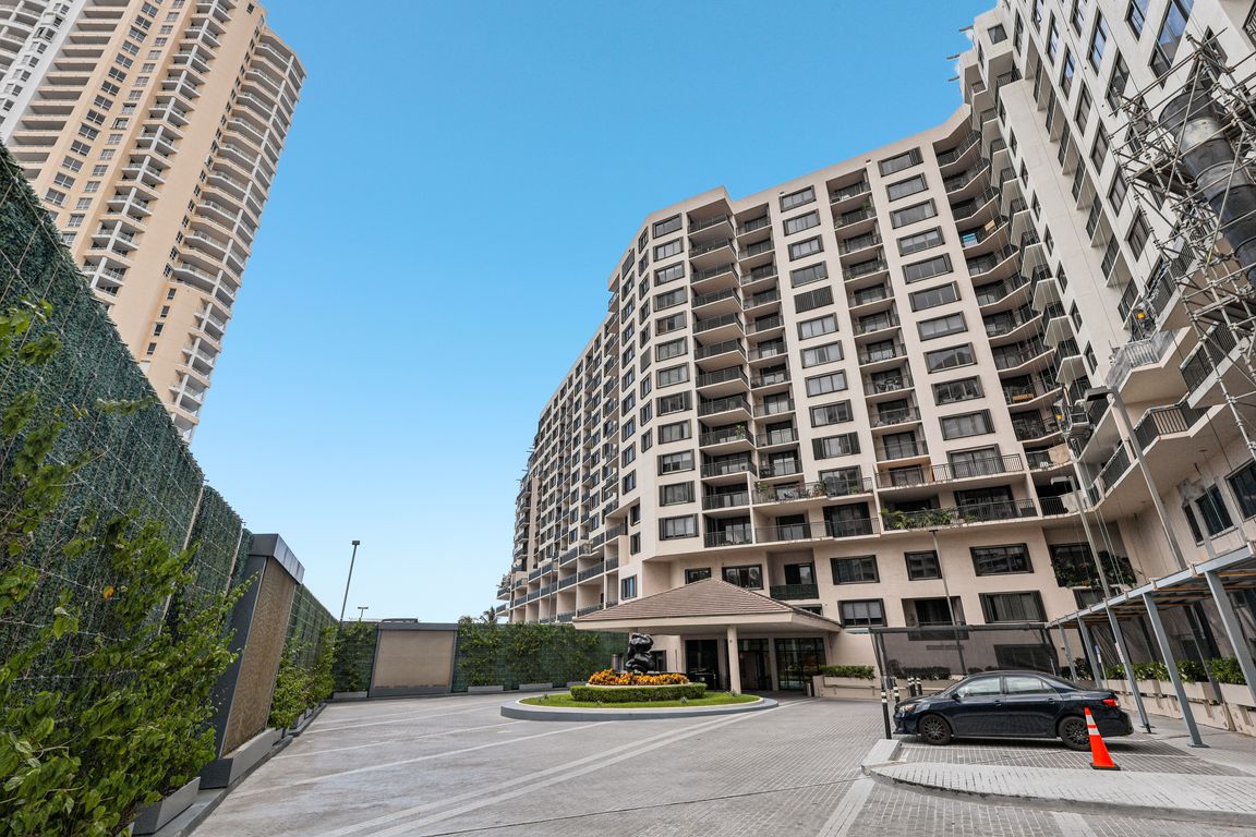 Brickell Key Dr-S3007-001.jpg