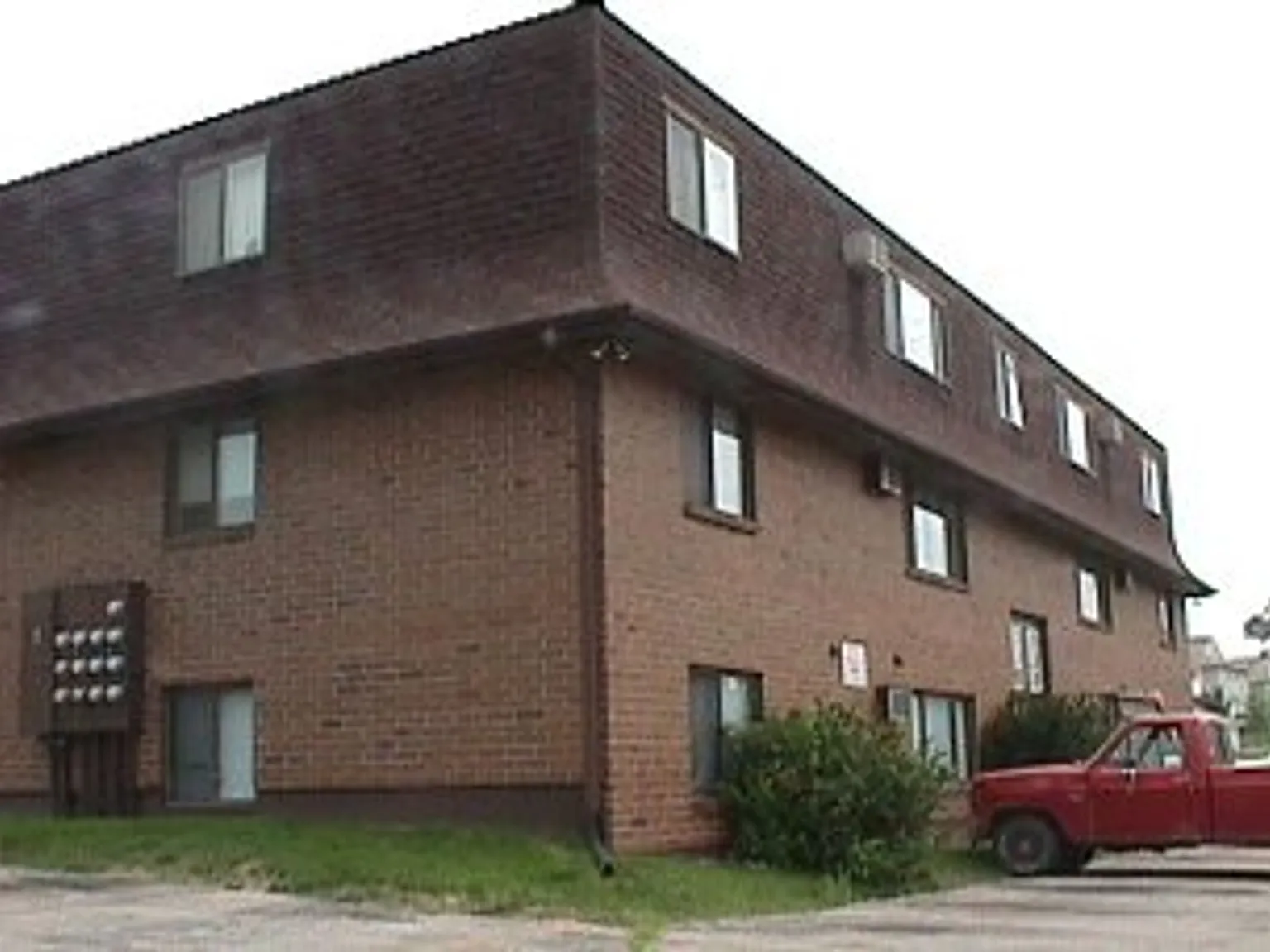 Eastside Iowa City Apartment close to Dining and Parks. — Photo 2