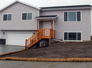 4514 Crown Point Rd NW, Mandan, ND 58554