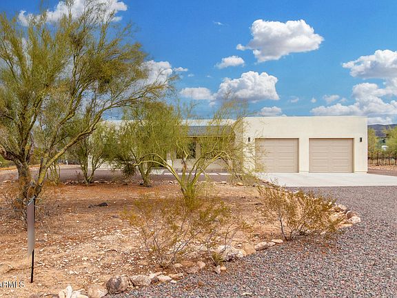 3rd image of 1628 E MAGELLAN Drive