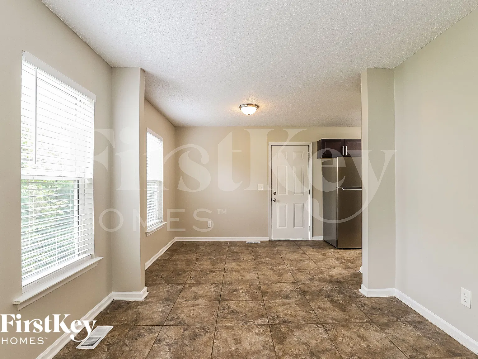 4 bed, 2.0 bath, 1392 sqft, $2,160 — Photo 4