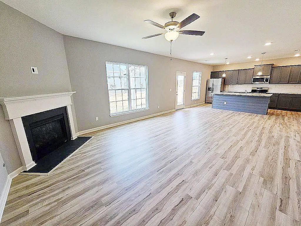 4 bed, 2266 sqft, $2,850 — Photo 2
