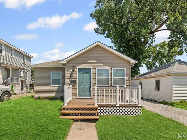 61 Eckhard Ave, Wood River, IL 62095