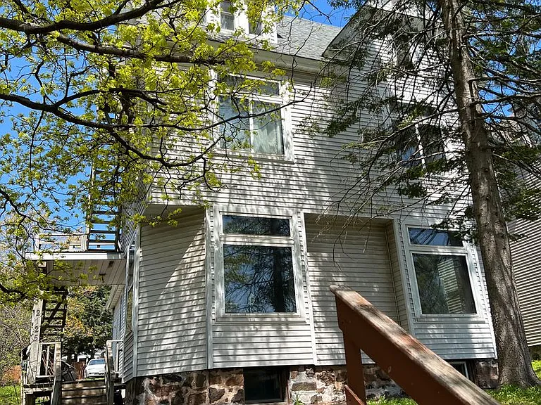 2125 E Superior St — Photo 4
