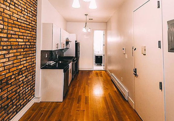 4th image of 293 Irving Ave #1B