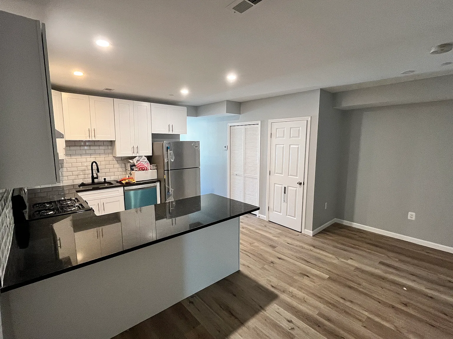 3 bed, 700 sqft, $3,800 — Photo 4