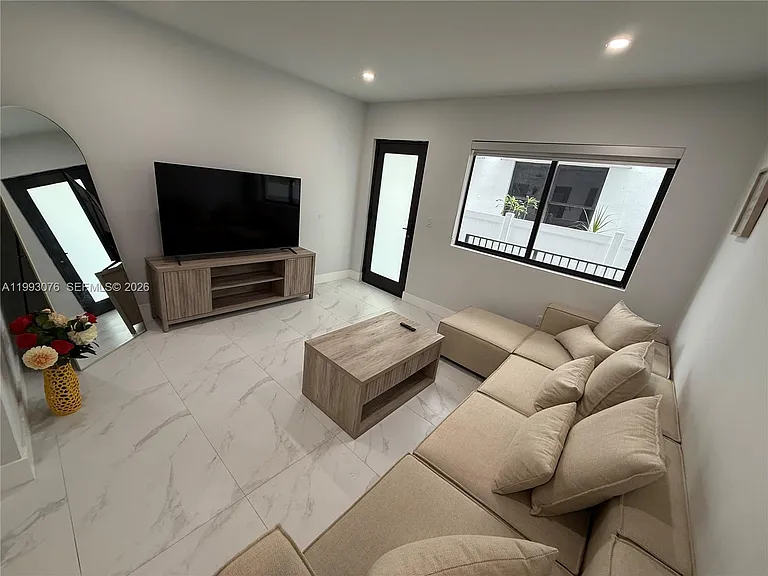 944 Jefferson Ave #15 — Photo 3