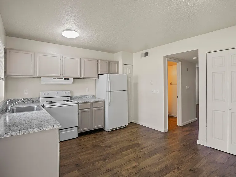 Westport Crossing Apartments — Photo 92