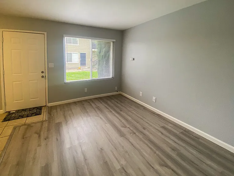 906 Dainty Avenue — Photo 15