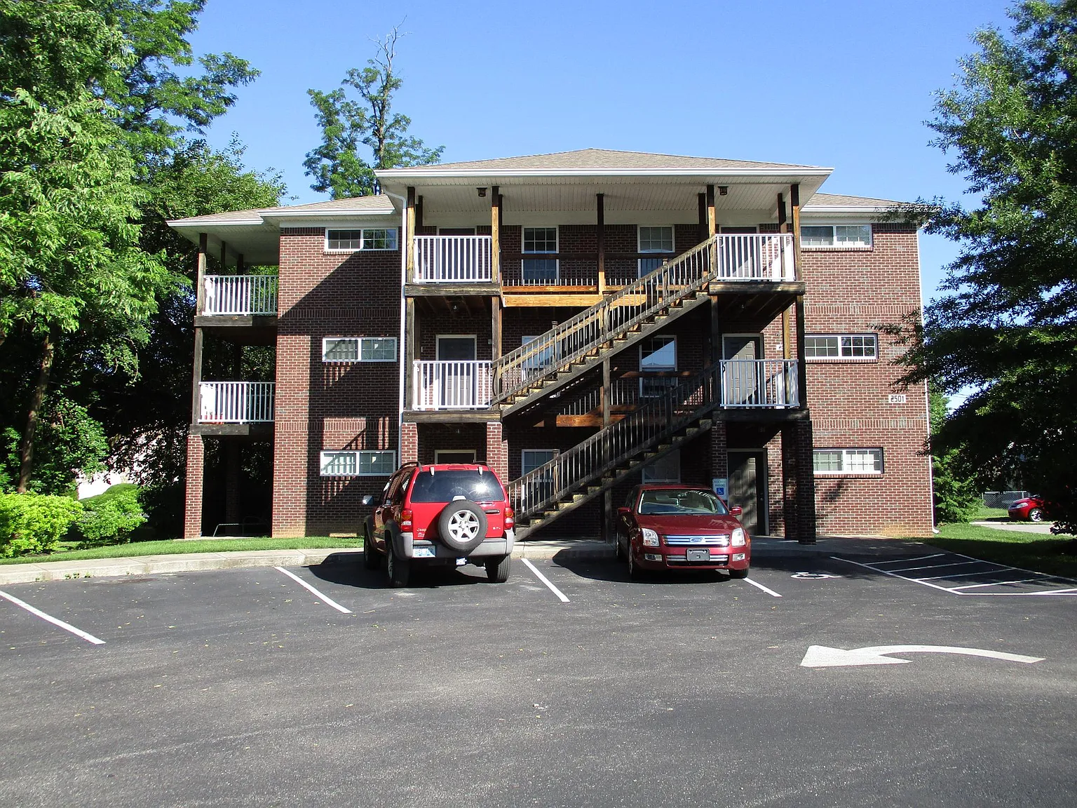 2501 Gladstone Cir — Photo 1