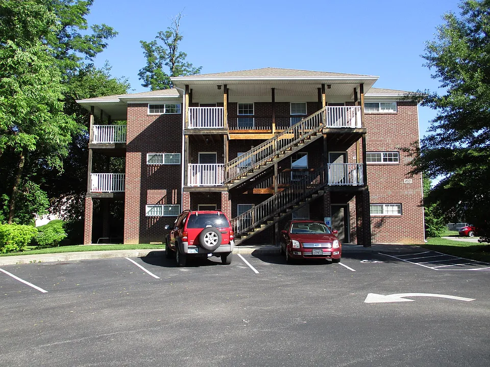 2501 Gladstone Cir #202