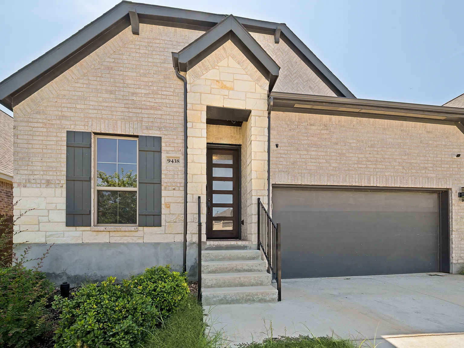 4 bed, 2400 sqft, $2,400 — Photo 2
