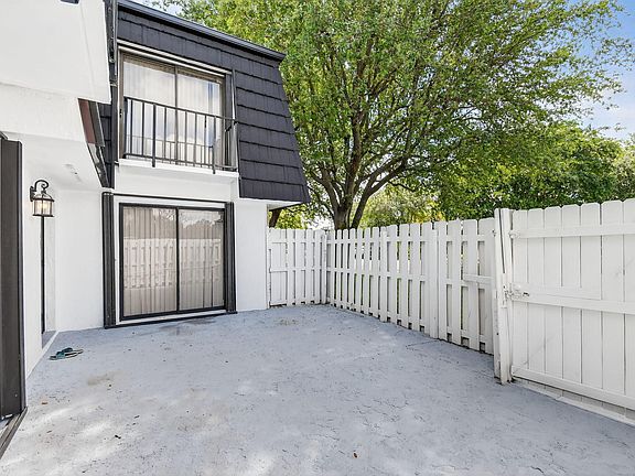 3rd image of 320 Woodland Road