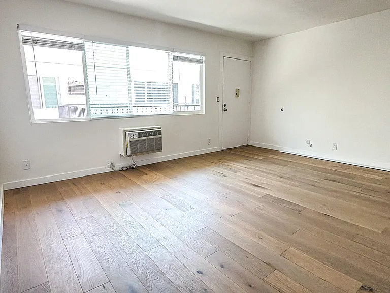 950 Magnolia Ave #33 — Photo 3