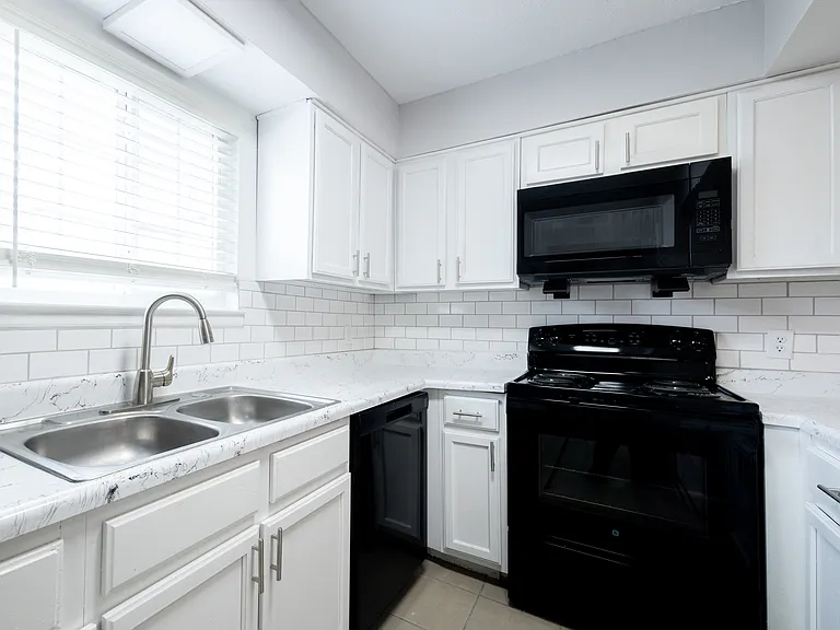 Country Lake Townhomes — Photo 9
