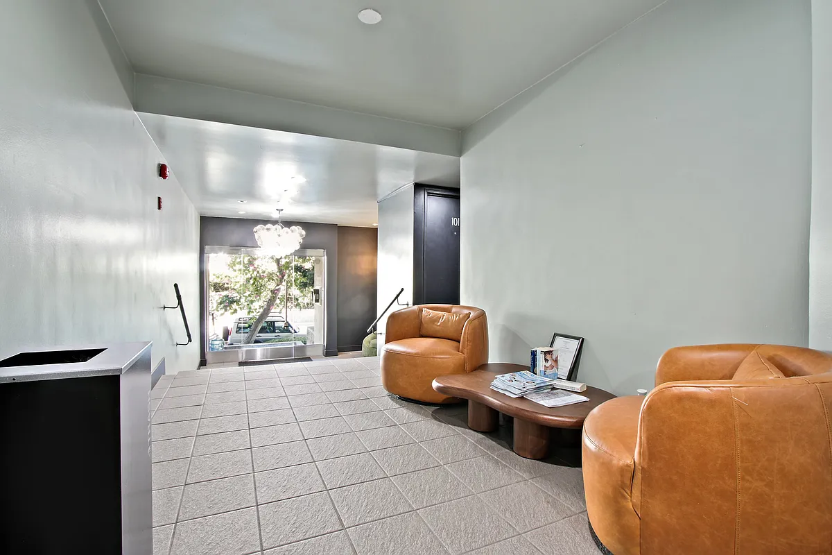 Building Photo - 727 Westbourne