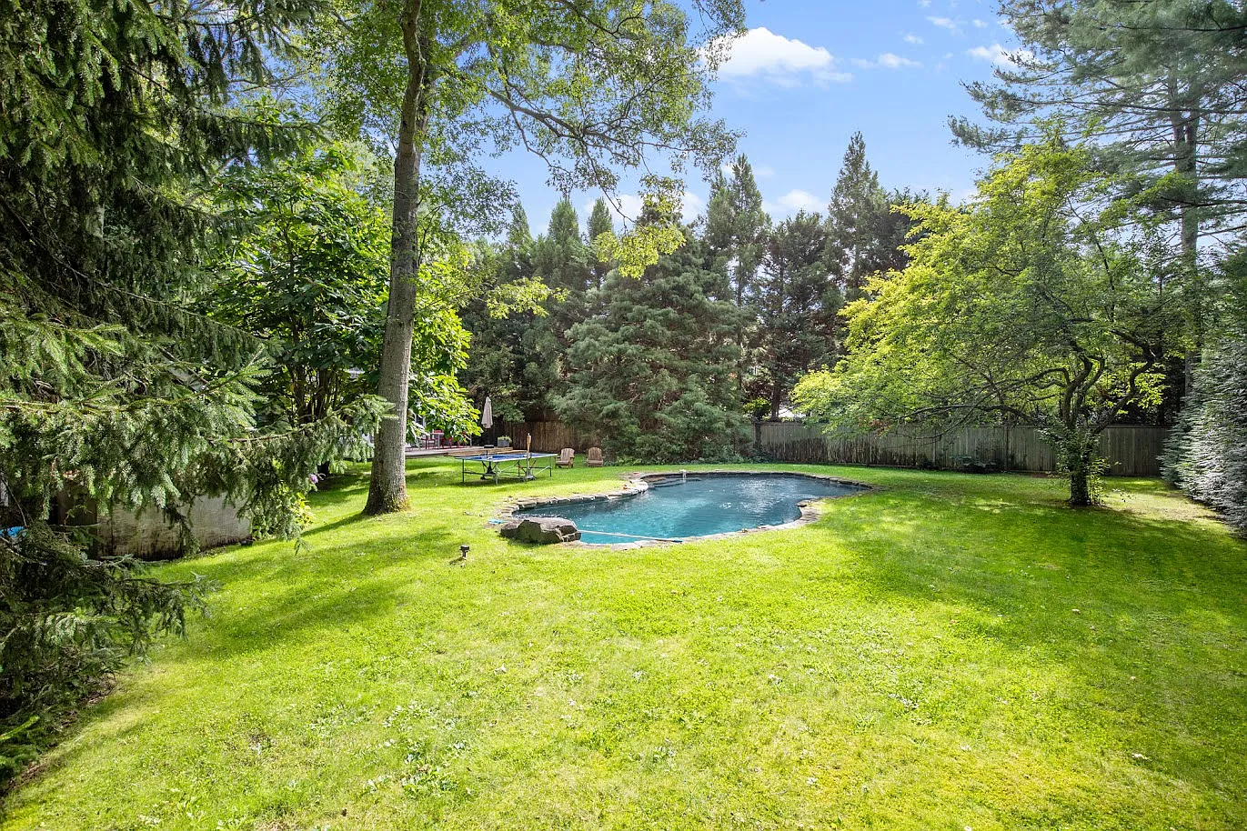 East Hampton Cottage with Gunite Pool & Pool House Village Fringe — Photo 4