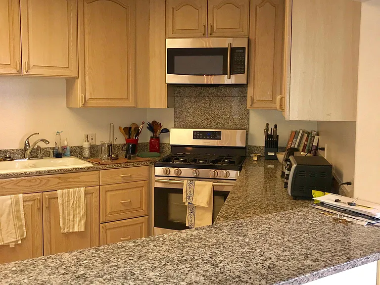 8349 Blackburn Ave #302 — Photo 118