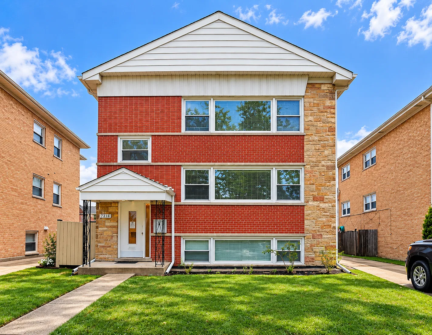 3 bed, 1.5 bath, 1200 sqft, $2,400 — Photo 1