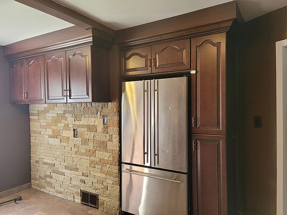 4th image of 23845 Wilson Ave