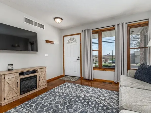 8988 N Badger Rd, East Dubuque, IL 61025