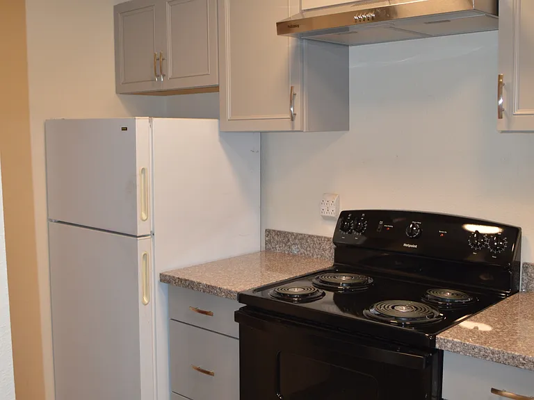 665 SW Tichenor St #1 — Photo 4