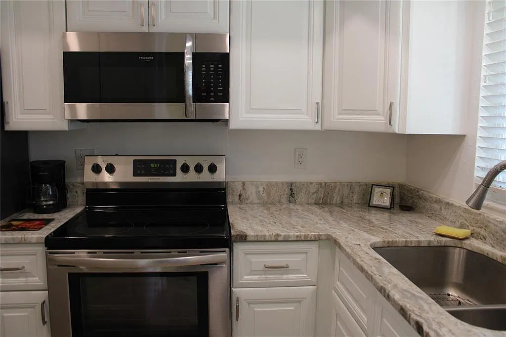 2 bed, 1.0 bath, 1040 sqft, $2,000 — Photo 3