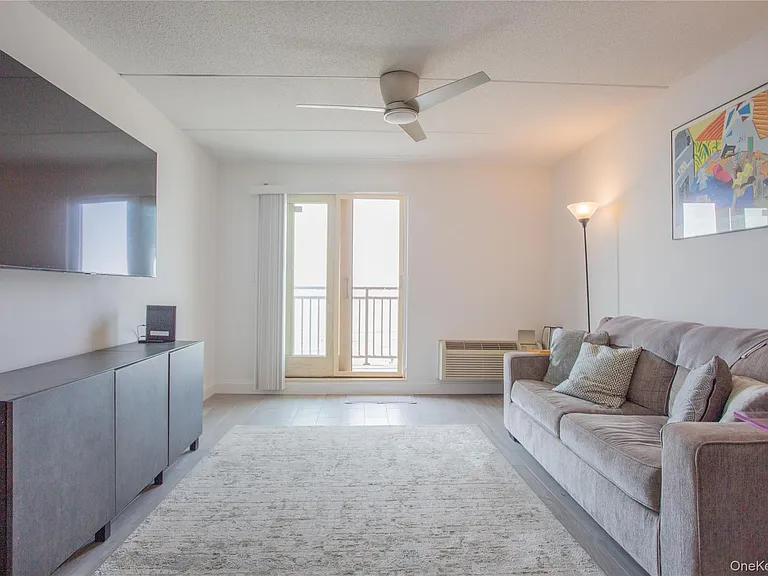 230 W Broadway #610 — Photo 6