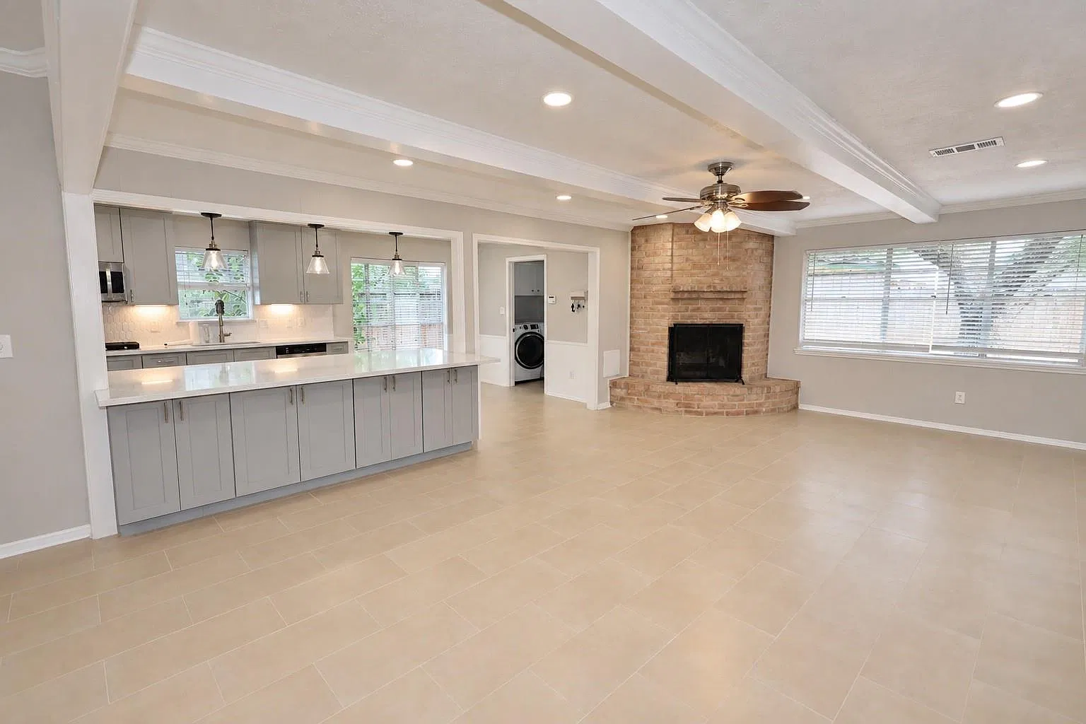 4 bed, 2.0 bath, 2511 sqft, $2,400 — Photo 2