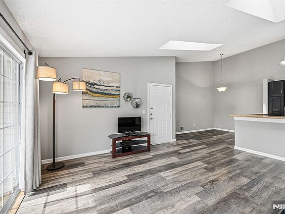 4th image of 130 Raintree Ln