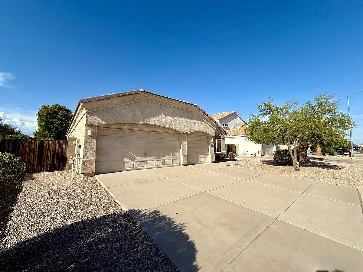 4 bed, 2.0 bath, 2100 sqft, $2,395 — Photo 2