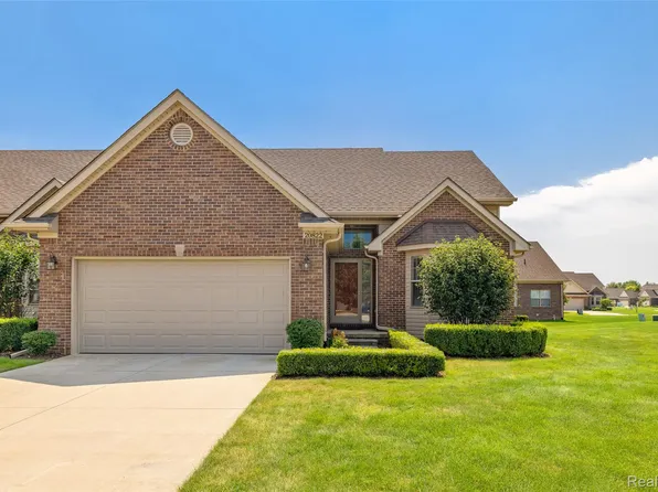 20822 Knobs Hollow Dr, Macomb, MI 48044