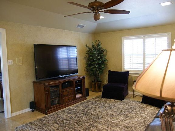 3rd image of 706 Oriole Ln