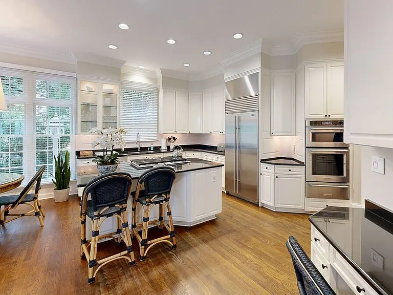 1296 W Wesley Rd NW — Photo 32