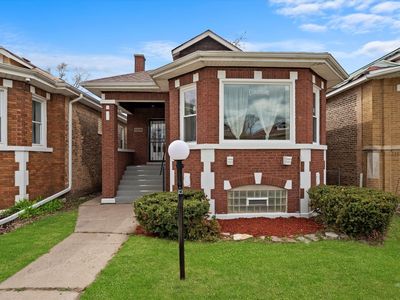 8214 S Paxton Ave, Chicago, IL, 60617