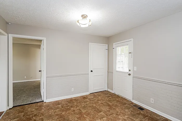 3652 Chesapeake Dr — Photo 5