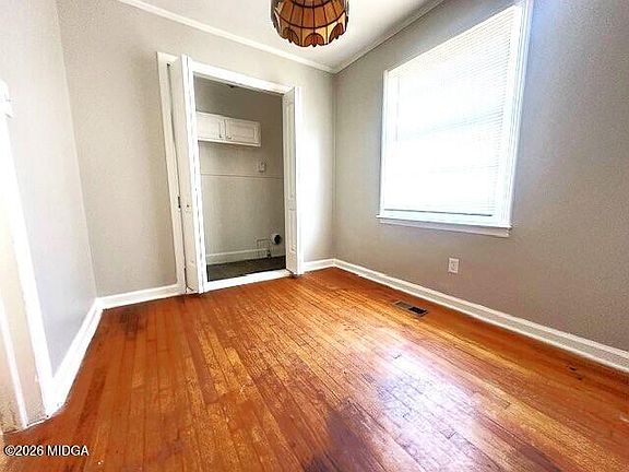 3rd image of 2063 Bayswater Rd
