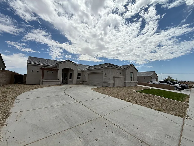10156 E 39th Ln — Photo 1