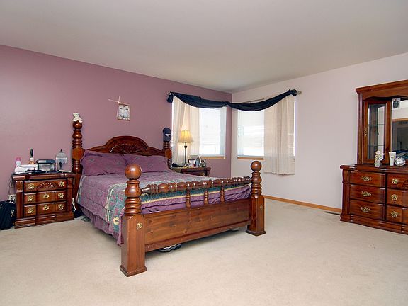 Large Master Suite w/private bath