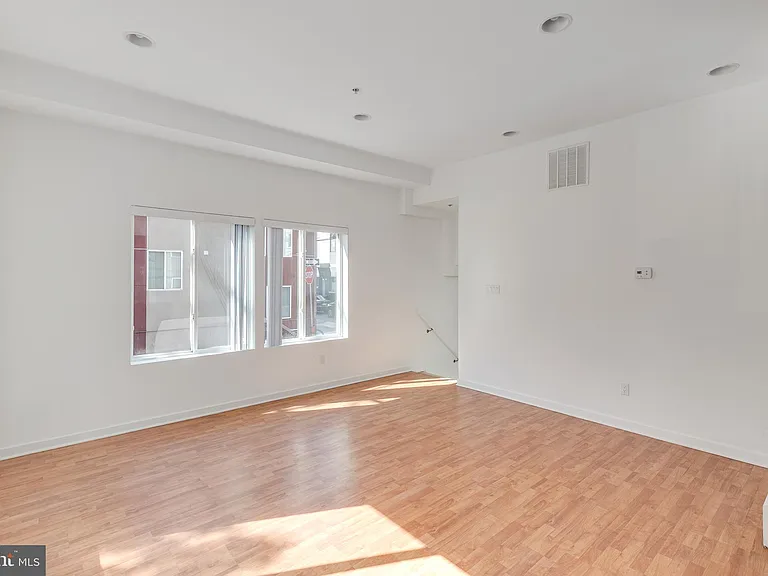 228 W George St #218 — Photo 37